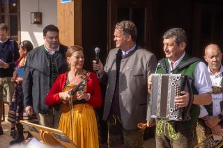  Manfred Kneifel, Florian Fendt und Michael Bietsch (v.l.) mit der musikalischen Leiterin der "Schützenlisl" Traudi Siferlinger. 