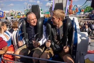 OB Dominik Krause und Wiesnchef Dr. Christian Scharpf beim Probesitzen für die Wiesn
