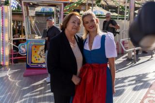 Else und Elisabeth Schäfer führen das Fahrgeschäft Shake & Roll