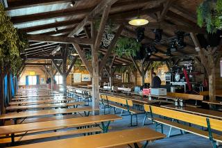 Hier wird bald die erste Wiesnmaß getrunken. Blick ins fertige Flößerstadl.