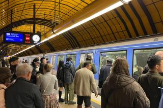 Personen steigen in eine U-Bahn ein 