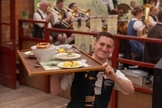 Bedienung im Festzelt Tradition bringt Essen zur den Gästen