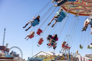 Kettenflieger und Riesenrad im Hintergrund