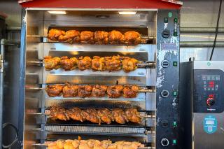 Frische Enten und Hendl am Grill