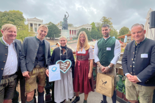 Frederik Kronthaler (Geschäftsführender Vorstand Condrobs), Oberbürgermeister Dominik Krause, Wiesn-Courage-Preisträgerin Daria Aigner, Katrin Bahr (Geschäftsführende Vorständin Condrobs), Jamie Braun (Distorted People), Dr. Christian Scharpf (Referent für Arbeit und Wirtschaft)