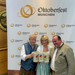 Manfred Escher, Monika Gruber und Clemens Baumgärtner mit dem offiziellen Wiesnkrug 2023