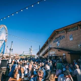 Biergartenbereich vom Festzelt Tradition auf der Oidn Wiesn