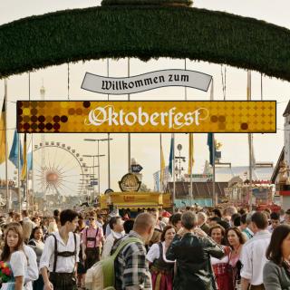 Gut besuchter Haupteingang des Oktoberfests