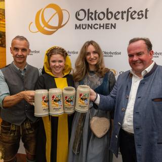Kabarettist Stefan Kröll, das Münchner Kindl Franziska Inselkammer, Krug-Designerin Annika Mittelmeier und Wiesn-Chef Clemens Baumgärtner mit dem Sammlerkrug 2024 (v.li.).