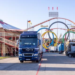 Aufbau der Fahrgeschäfte mit Olympia Looping und Steilwandfahrern