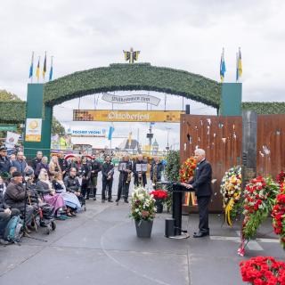Mit einer Gedenkveranstaltung und Kranzniederlegung durch Oberbürgermeister Dieter Reiter wurde am Donnerstag, 26. September, um 9.30 Uhr an den rechtsextremistischen Bombenanschlag auf dem Oktoberfest im Jahr 1980 erinnert.