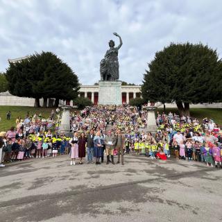 1500 Münchner Vorschulkinder auf den Stufen der Bavaria