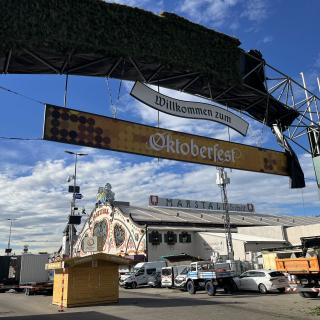 Der Abbau der Bierzelte, Fahrgeschäfte und Stände beginnt unmittelbar nach Festende.