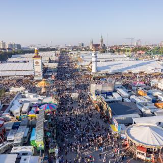 Oktoberfest mit Wirtsbudenstraße vom Riesenrad aus.