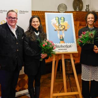 Clemens Baumgärnter und die beiden Plakatdesignerinnen beim Siegerfoto