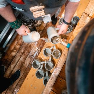 Schankkellner zapft Bier auf dem Oktoberfest