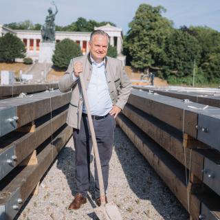 Wiesnchef Dr. Christian Scharpf beim symbolischen Spatenstich.