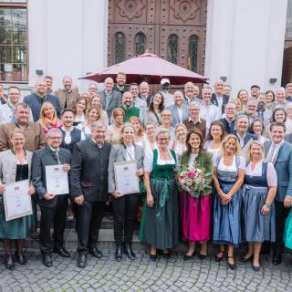 Staatsministerin Michaela Kaniber und DEHOGA-Präsidentin Angela Inselkammer (1. Reihe, 5. v.l.) gemeinsam mit den prämierten Gastronomie- und Festzeltbetreibern in München.