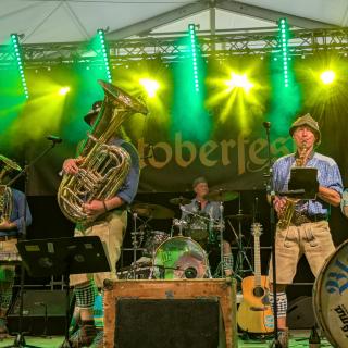 Die Blechblosn spielten die drei Songs der Finalisten auf der Brass Wiesn. 