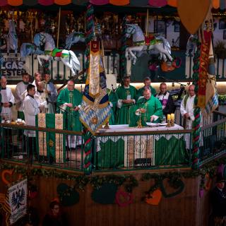Frontalbild der Tribüne des Gottesdienstes