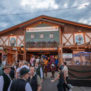 Das Volkssängerzelt Schützenliesl auf der Oidn Wiesn