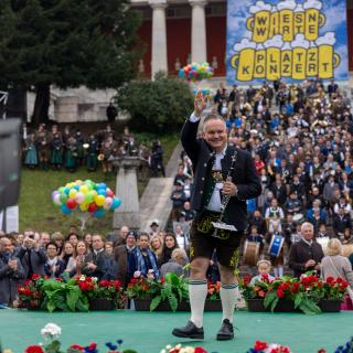 Wiesnchef Dr. Christian Scharpf wirkt mit seiner Klarinette beim "Bozner Bergsteiger-Marsch" mit.