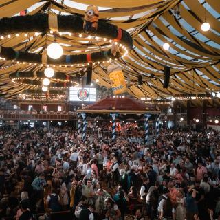 Blick von der Galaerie ins voll besetzte Paulaner Festzelt