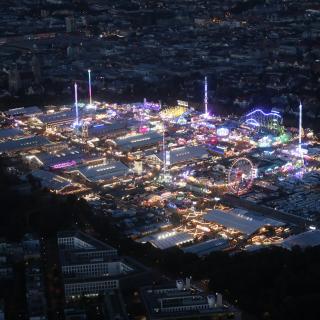 Die Wiesn bei Nacht.