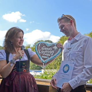 Bürgermeisterin Verena Dietl bedankt sich bei Michael S. für sein beherztes Eingreifen. 