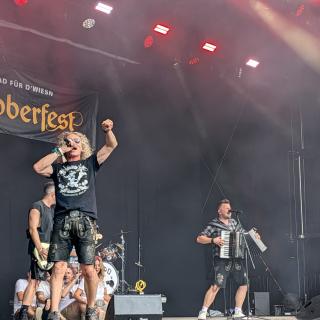 Ihren ersten Auftritt mit dem Gewinnersong absolvierten die Troglauer am 1. August auf der Hauptbühne der Brass Wiesn in Eching.