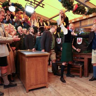 OB Dominik Krause beim Anstich des ersten Fasses Bier auf dem Oktoberfest 2026
