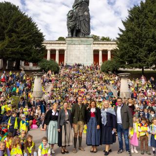 Die Vorschulkinder stehen zu Füßen der Bavaria