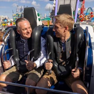 OB Dominik Krause und Wiesnchef Dr. Christian Scharpf beim Probesitzen für die Wiesn