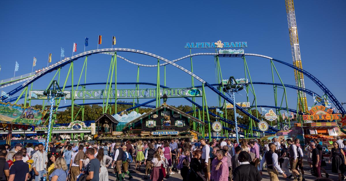 Die AlpinaBahn ist eine der Achterbahnen auf dem Oktoberfest